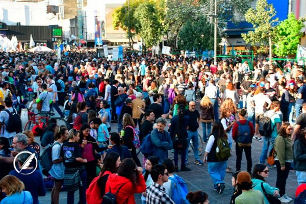 Masiva movilización en Rosario en defensa de la educación pública y contra el veto de Milei al financiamiento universitario