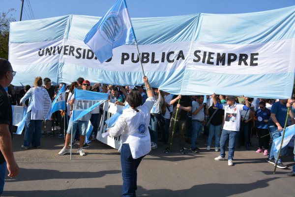 Con la marcha universitaria docentes correntinos recordaron al gobernador los magros salarios que perciben