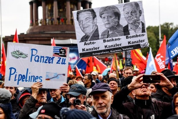 Miles de manifestantes prorrusos toman Berlín al grito de «nunca más a la guerra»