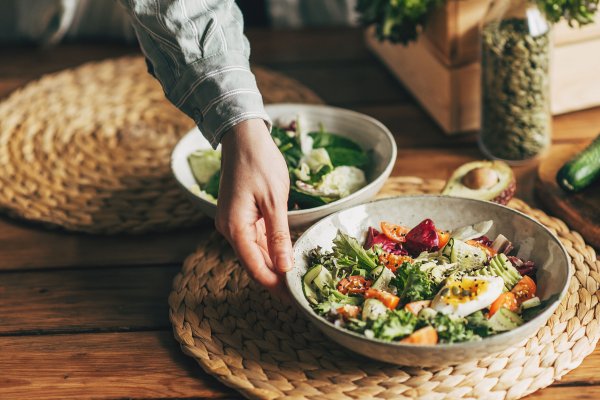 Una ensalada para cenar rica en magnesio que te ayudará a perder peso y dormir plácidamente