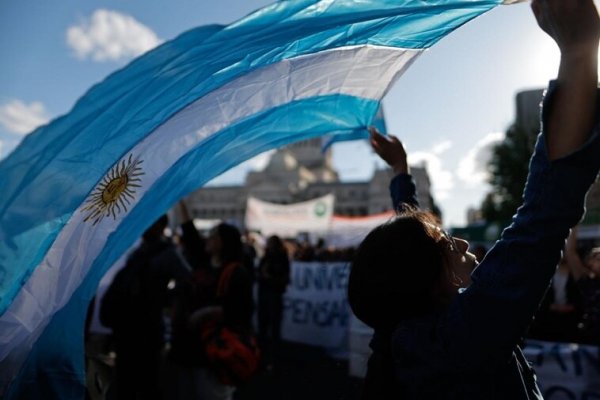 Una multitud sale a las calles en Argentina en defensa de la universidad pública