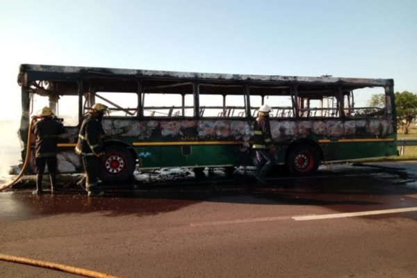 Corrientes: se prendió fuego un colectivo en plena ruta