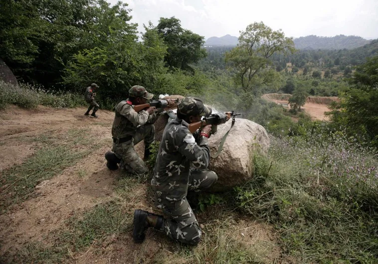 Mueren al menos 36 insurgentes maoístas tras combatir en un bosque contra las fuerzas de seguridad de la India