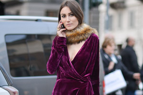 Como experta en moda, he seleccionado las invitadas de invierno más elegantes: de un precioso vestido marrón a un tocado de plumas