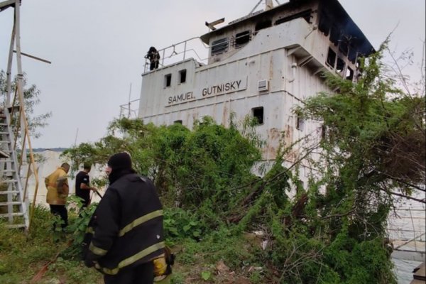 Se incendió una embarcación en la orilla del río Paraná en la capital correntina