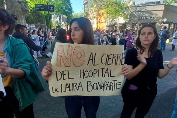 Trabajadores del Hospital Bonaparte realizaron un abrazo simbólico ante el inminente cierre