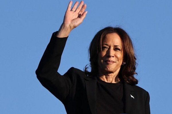 Kamala Harris rechaza las críticas republicanas sobre su familia en un podcast: «Están obsoletas»