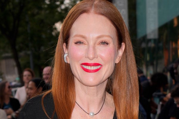 El maquillaje a la francesa de Julianne Moore: labios rojos y colorete que te hace rejuvenecer 10 años