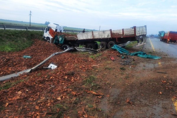 CASI UNA TRAGEDIA! Correntino despistó con su camión en la ruta nacional 14