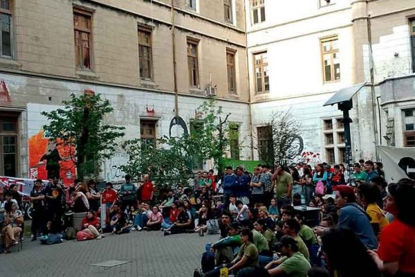 Estudiantes de Humanidades toman la facultad en defensa de la educación pública