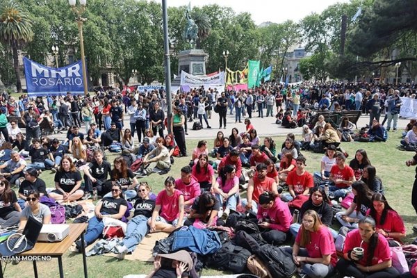 Estudiantes y trabajadores de la UNR siguen la sesión de Diputados desde la Plaza San Martín