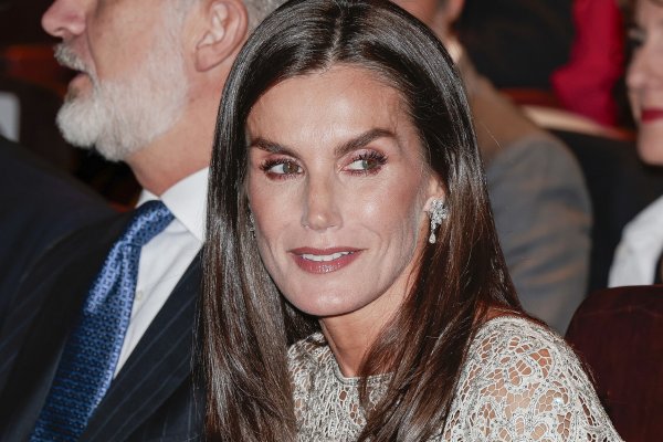 El nuevo vestido de la reina Letizia lo tiene todo: transparencias, brillo y el largo más elegante