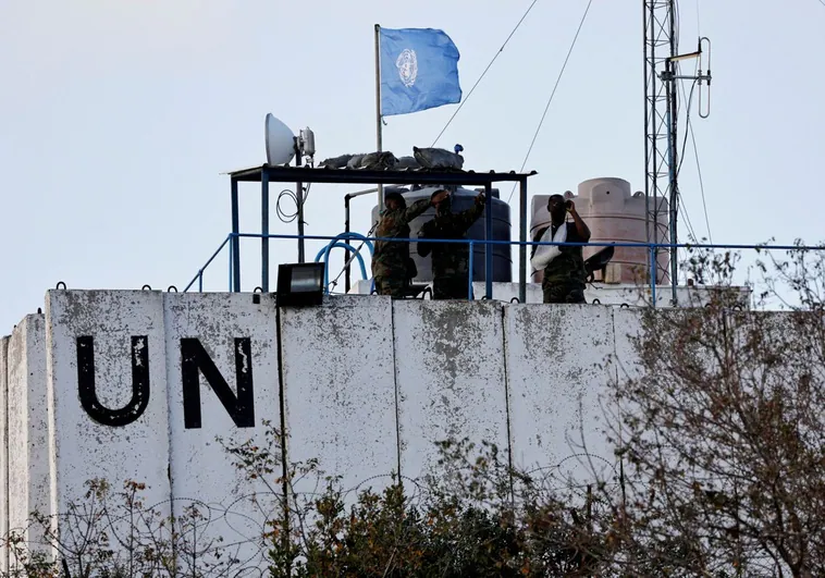 Israel hiere a dos cascos azules y derriba los muros de una base de la misión de la ONU en Líbano