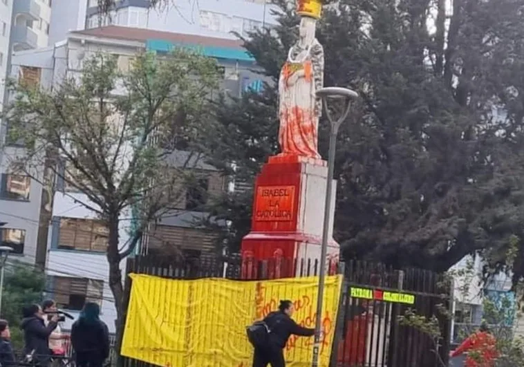 Un colectivo feminista arroja pintura a una estatua de Isabel la Católica en Bolivia en rechazo a «los invasores españoles»