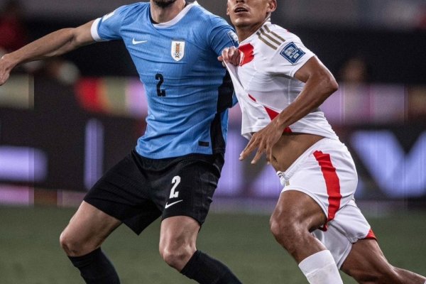 Perú sorprendió a Uruguay en el final y salió del fondo en las Eliminatorias