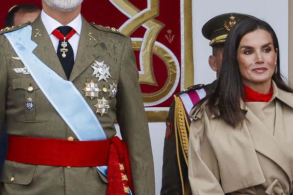 Vestido rojo y gabardina, la reina Letizia acierta el 12 de octubre con un elegante look a prueba de lluvia