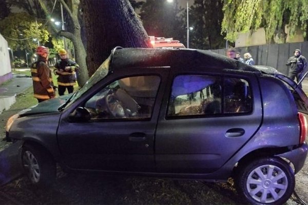 Un joven murió tras chocar con su auto en el Parque Independencia