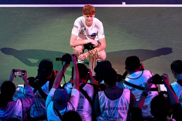 El italiano Sinner superó a Djokovic en la final de Shanghái