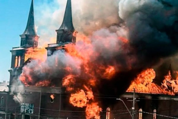 Voraz incendio consumió una iglesia chilena del siglo XVII