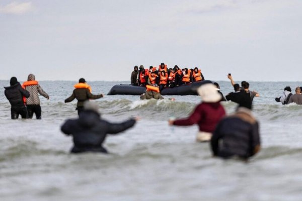 Llegan casi 500 inmigrantes a Reino Unido en nueve embarcaciones a través del canal de la Mancha