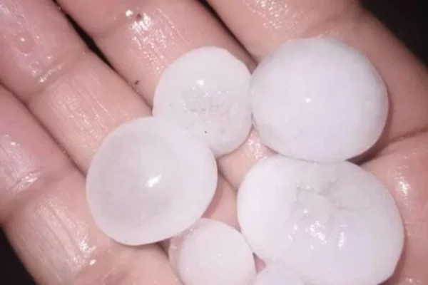 Fuerte caída de granizo en Corrientes y se mantiene el alerta naranja por tormentas