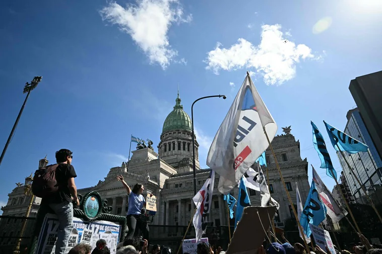 Las universidades argentinas, en pie de guerra contra la motosierra de Milei