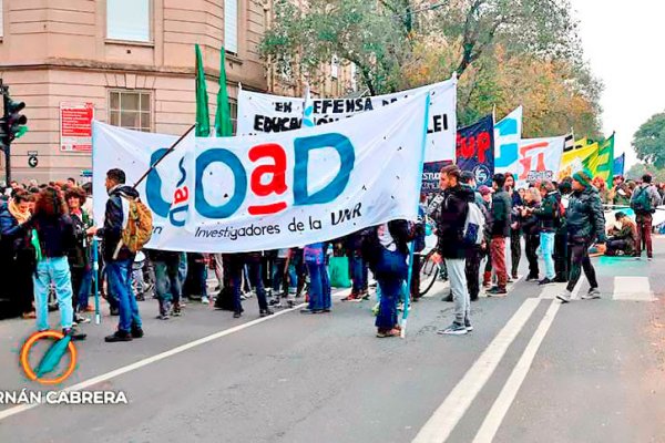 Docentes de la UNR votan para hacer un paro de 48 o 72 horas para la semana próxima