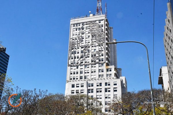 Guerra cultural: el Gobierno quiere demoler el edificio que contiene la gigantografía de Eva Perón