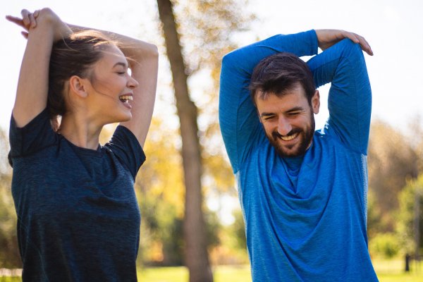 El deporte con el que quemas 700 calorías por hora, aumenta tu longevidad y te regala una clave para ser feliz