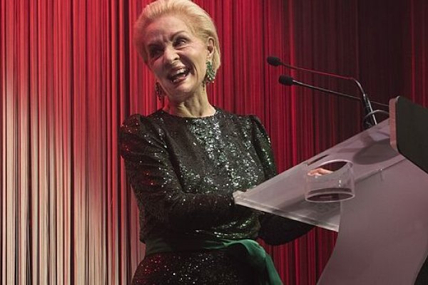 Carolina Herrera, con 85 años, espectacular con el mono efecto vestido en los Premios T de TELVA Moda