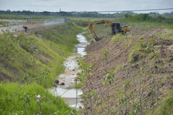 Realiza trabajos de limpieza de dos importantes canales de la ciudad de Corrientes