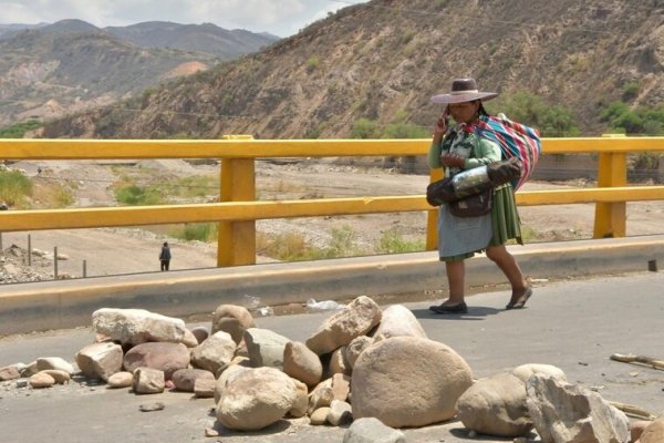 Seguidores de Evo Morales sumen a Bolivia en un bloqueo feroz para impedir su arresto por un presunto abuso a una menor