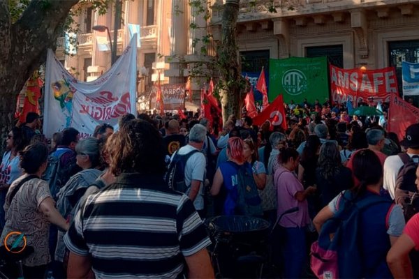 Paro y movilización de docentes, estatales y aceiteros, en rechazo a la detención de referentes gremiales rosarinos