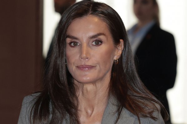 La reina Letizia combina su nuevo traje de Mango con este bolso vasco