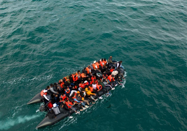 Muere ahogado un bebé tras volcar una embarcación en la que viajaban inmigrantes en dirección a Reino Unido