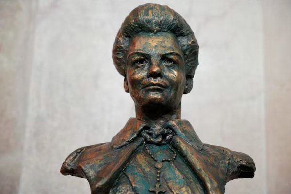 Villarruel inauguró en el Senado un busto de Isabel Perón: la estatua fue donada por Ricardo Iorio