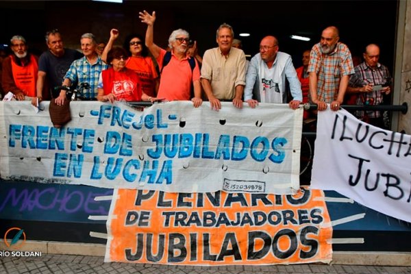 Jubilados rosarinos protestaron en la puerta de Pami para exigir mejor atención médica