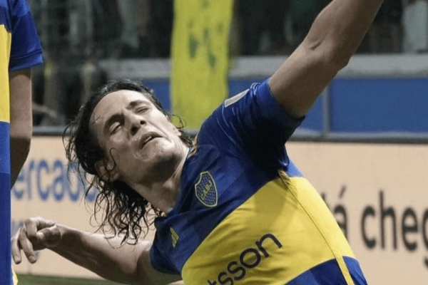 Cavani explicó el motivo de su mítico festejo con el arco y flecha