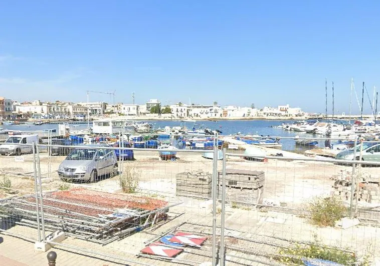 Salvado por un pescador de morir ahogado después de que varios jóvenes lo lanzasen al mar con las manos atadas