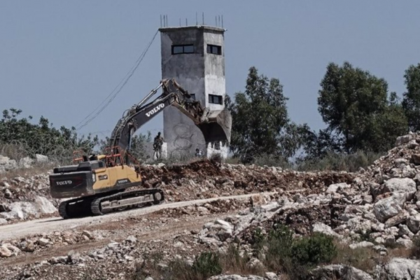 Una excavadora militar israelí derriba una torre de observación de los 'cascos azules' en el sur de Líbano