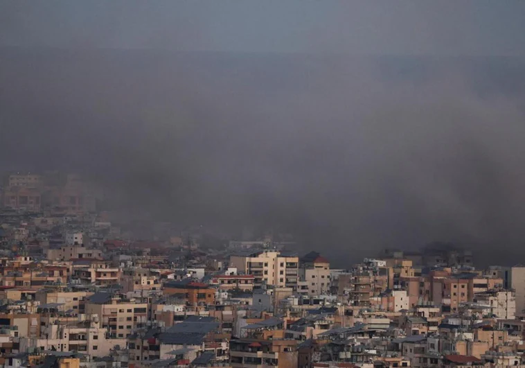 Israel bombardea cuatro veces el sur de Beirut, provocando enormes colas de humo en la capital libanesa