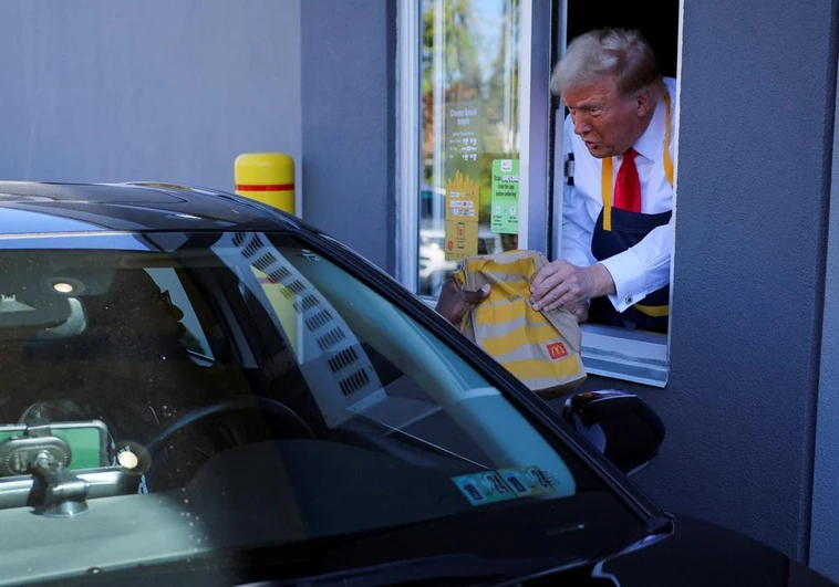 Trump se pone el delantal de McDonald's y fríe patatas para ganar votos