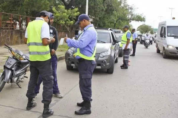 Motocilista atacó a inspectoras de tránsito y una terminó con heridas