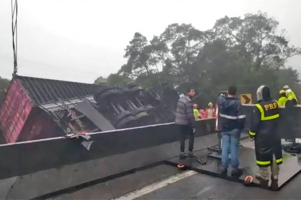 Nueve muertos al chocar un camión contra un ómnibus que transportaba remeros en el sur de Brasil