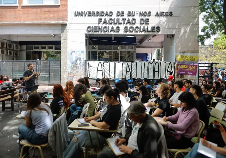 Las universidades argentinas sacan las aulas a la calle: «Vienen por la educación»