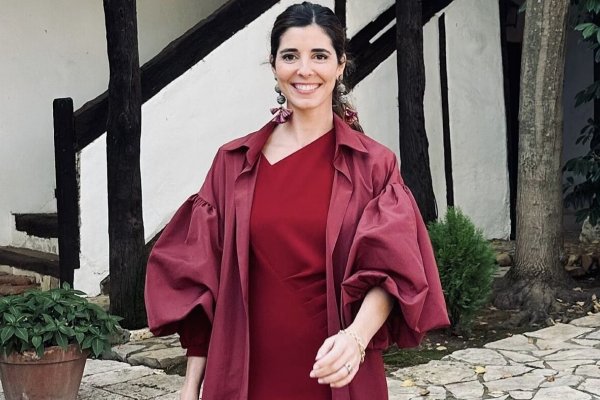 Belén Corsini y su oda al minimalismo con un elegante vestido de invitada del color del otoño