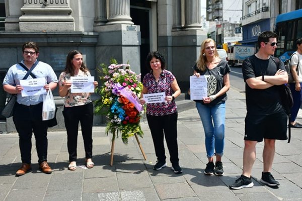 Militantes libertarios llevaron una corona de flores al edificio de la Afip: “Se reían del pueblo”