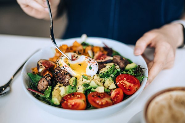 Cuándo deberías comer proteínas (y cuántas) si quieres perder peso sin perder músculo