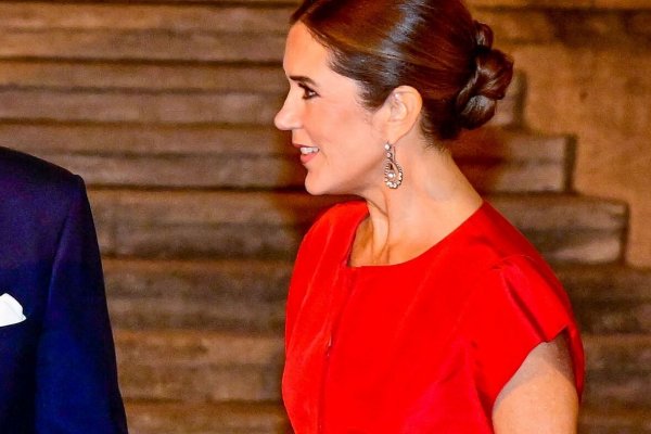 El impactante vestido rojo de Mary de Dinamarca con el que se la ha comparado con Letizia