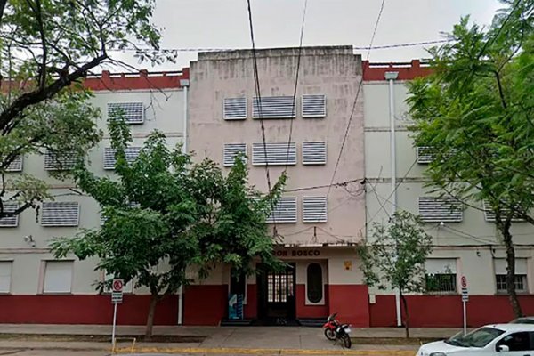 Denuncian a alumnos de un colegio chaqueño por la venta de fotos de compañeras desnudas creadas con Inteligencia Artificial